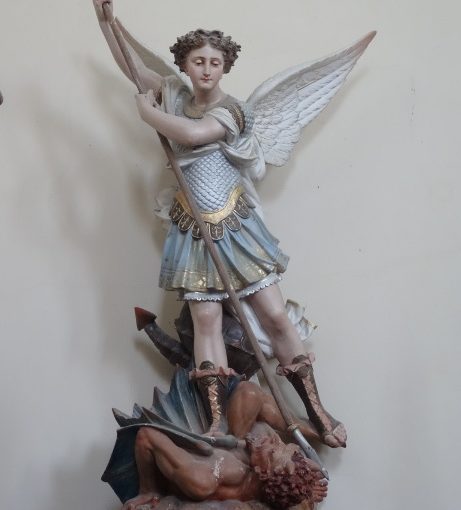 statuette représentant saint-michel